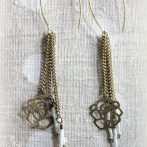 Boucles d'oreilles longues bronze roses filigranes, miyuki tons blancs irisées et vert d'eau
